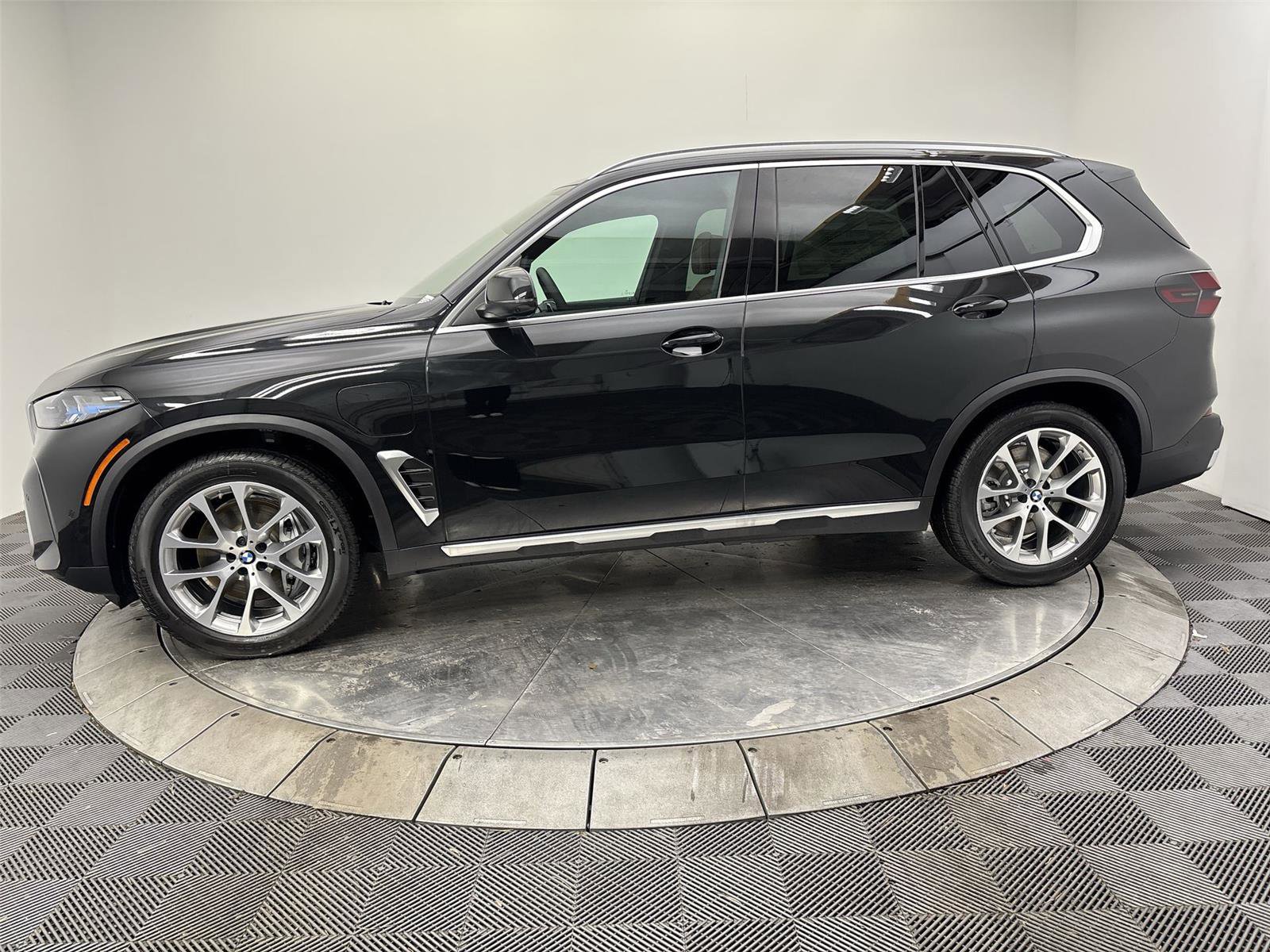New 2026 BMW X5 xDrive50e w/ Climate Comfort Package image 16