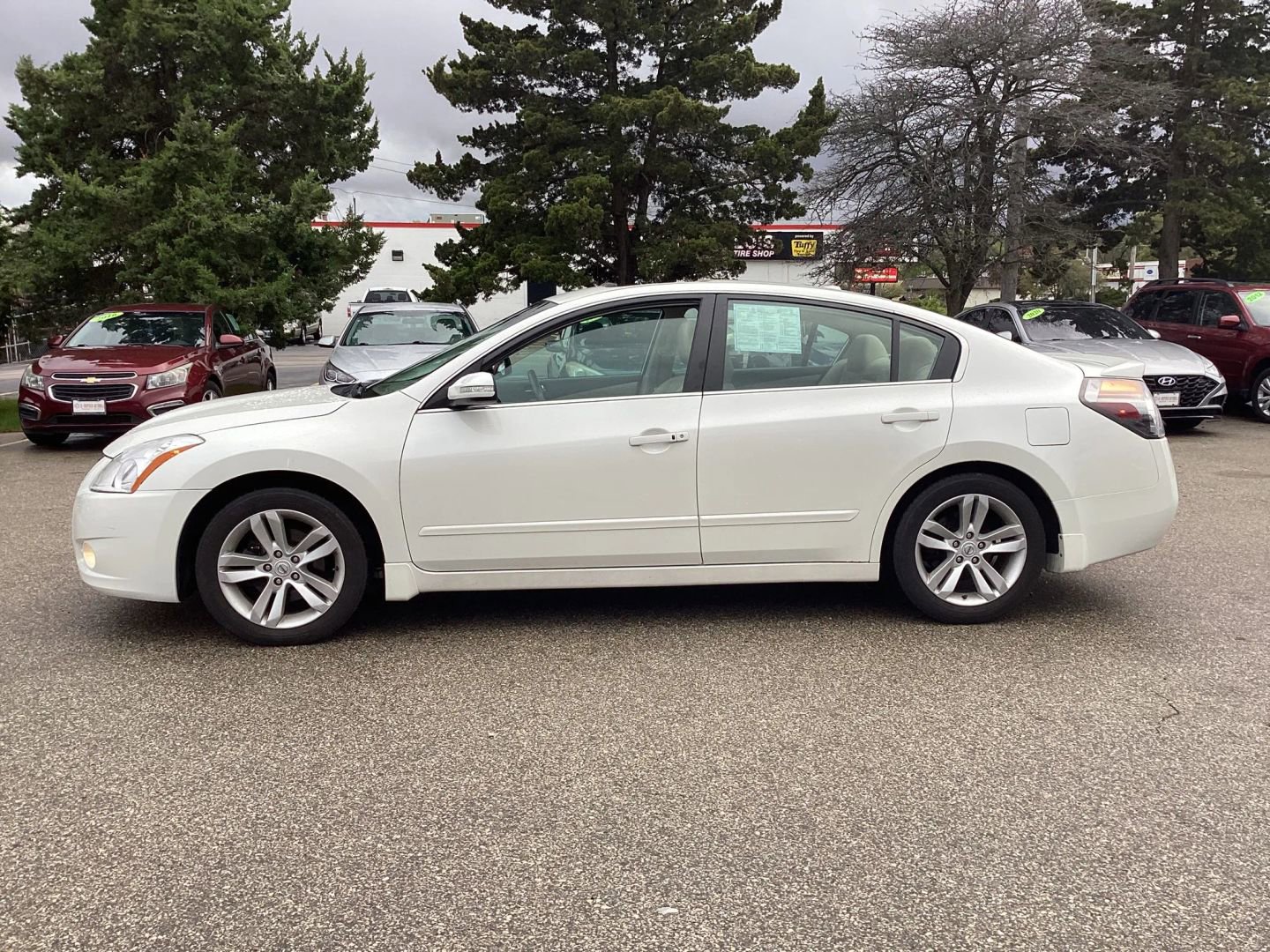 Used 2011 Nissan Altima 3.5 SR w/ 3.5SR Premium Pkg FWD image 5