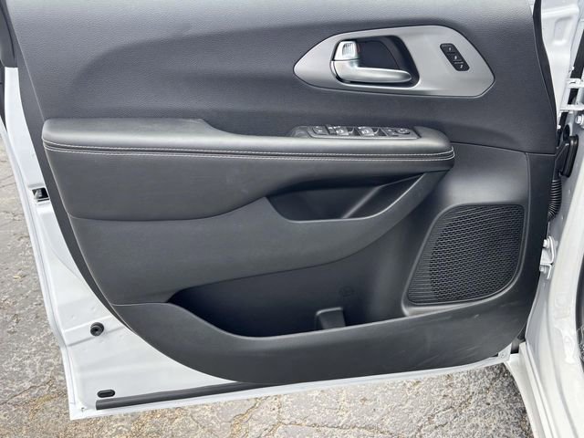 New 2027 Chrysler Pacifica Limited FWD image 18