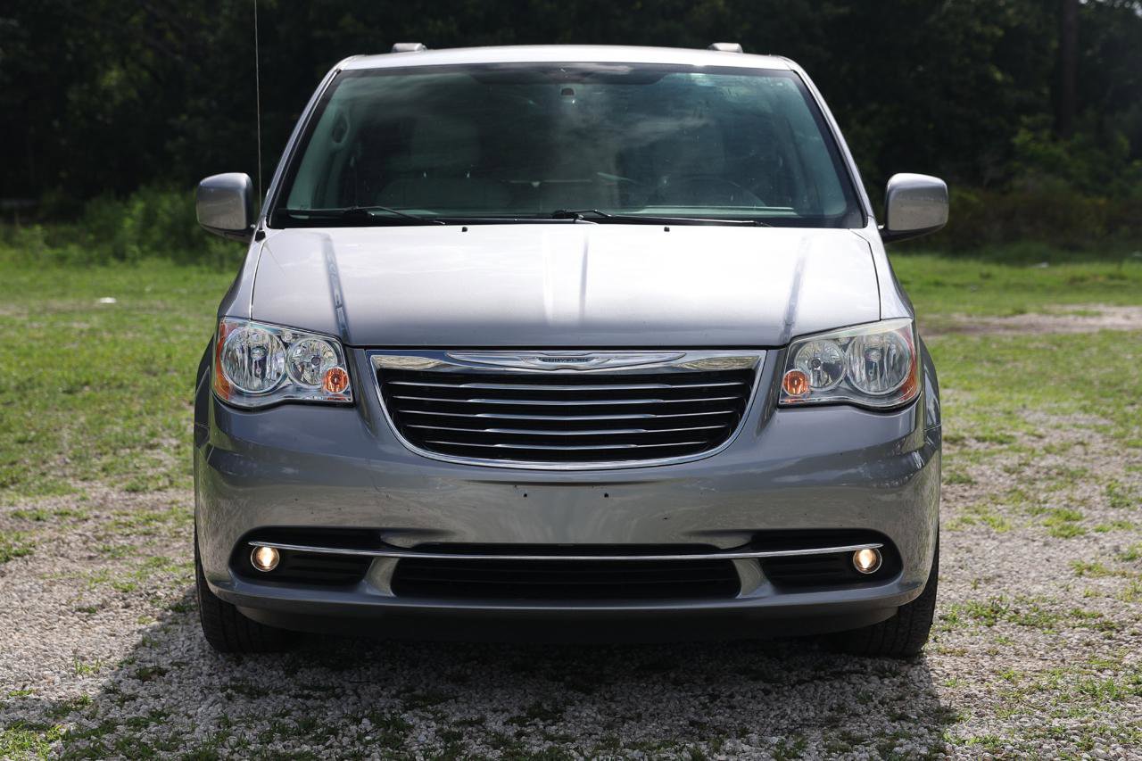 Used 2013 Chrysler Town & Country Touring FWD image 17