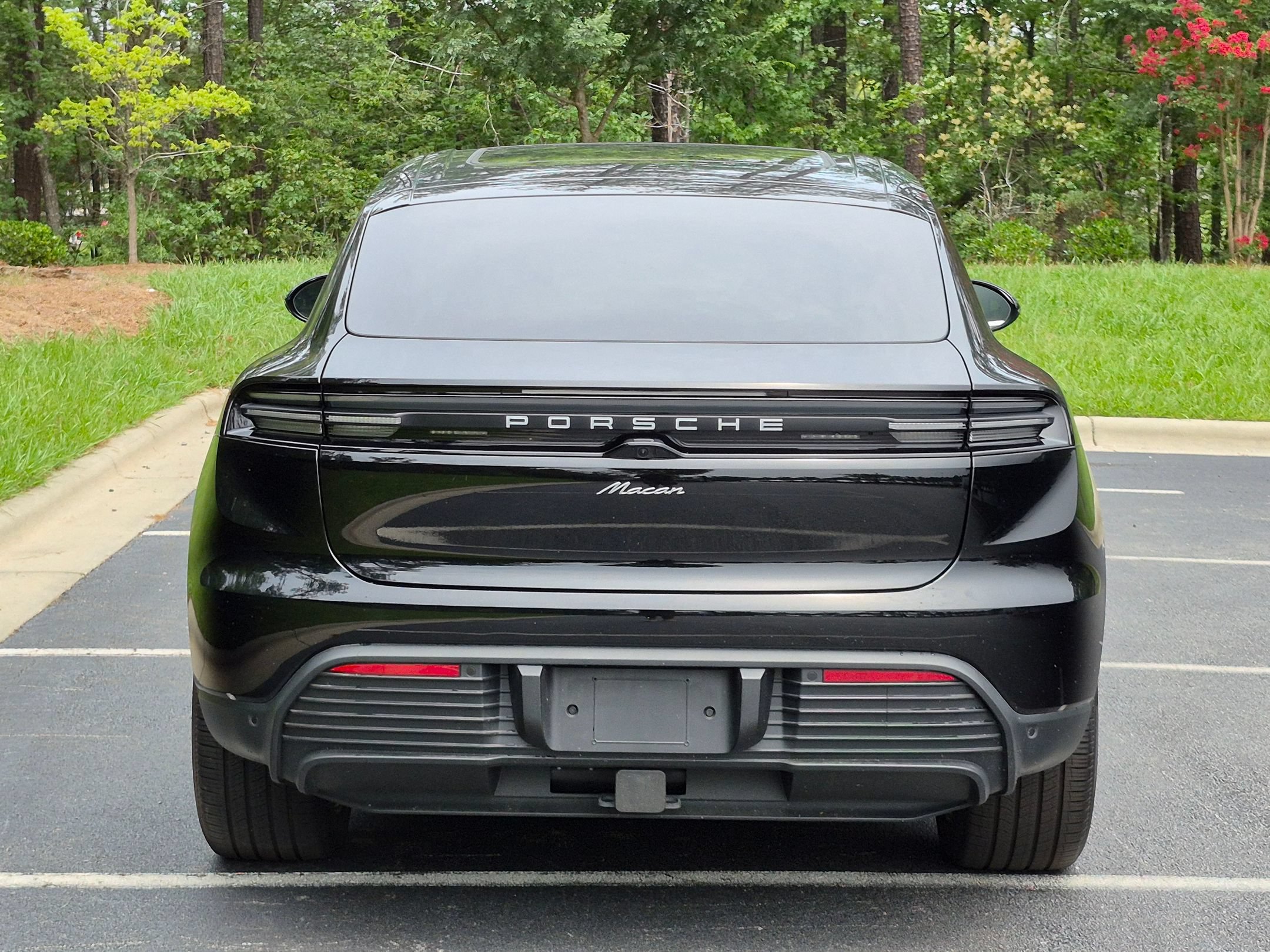 Certified 2025 Porsche Macan Electric RWD image 29