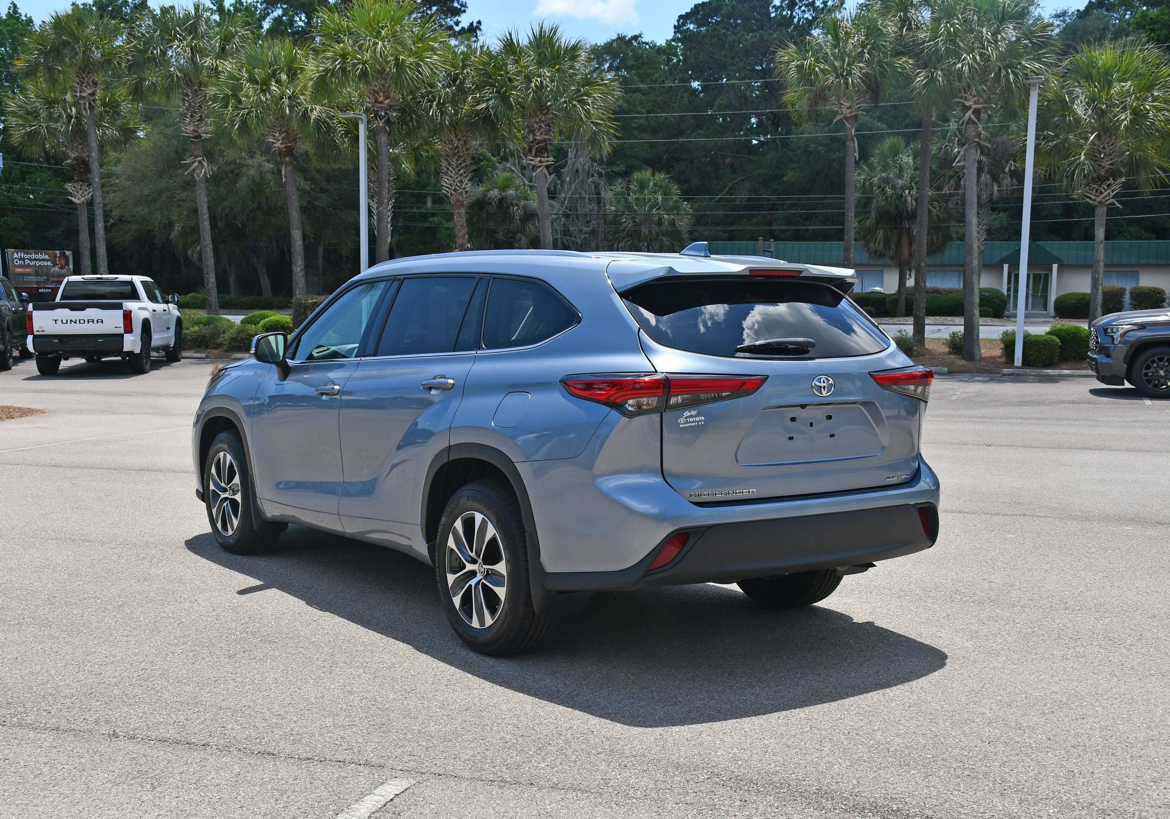 Used 2021 Toyota Highlander XLE AWD/4WD image 4