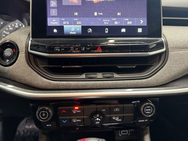 Used 2023 Jeep Compass Latitude image 3