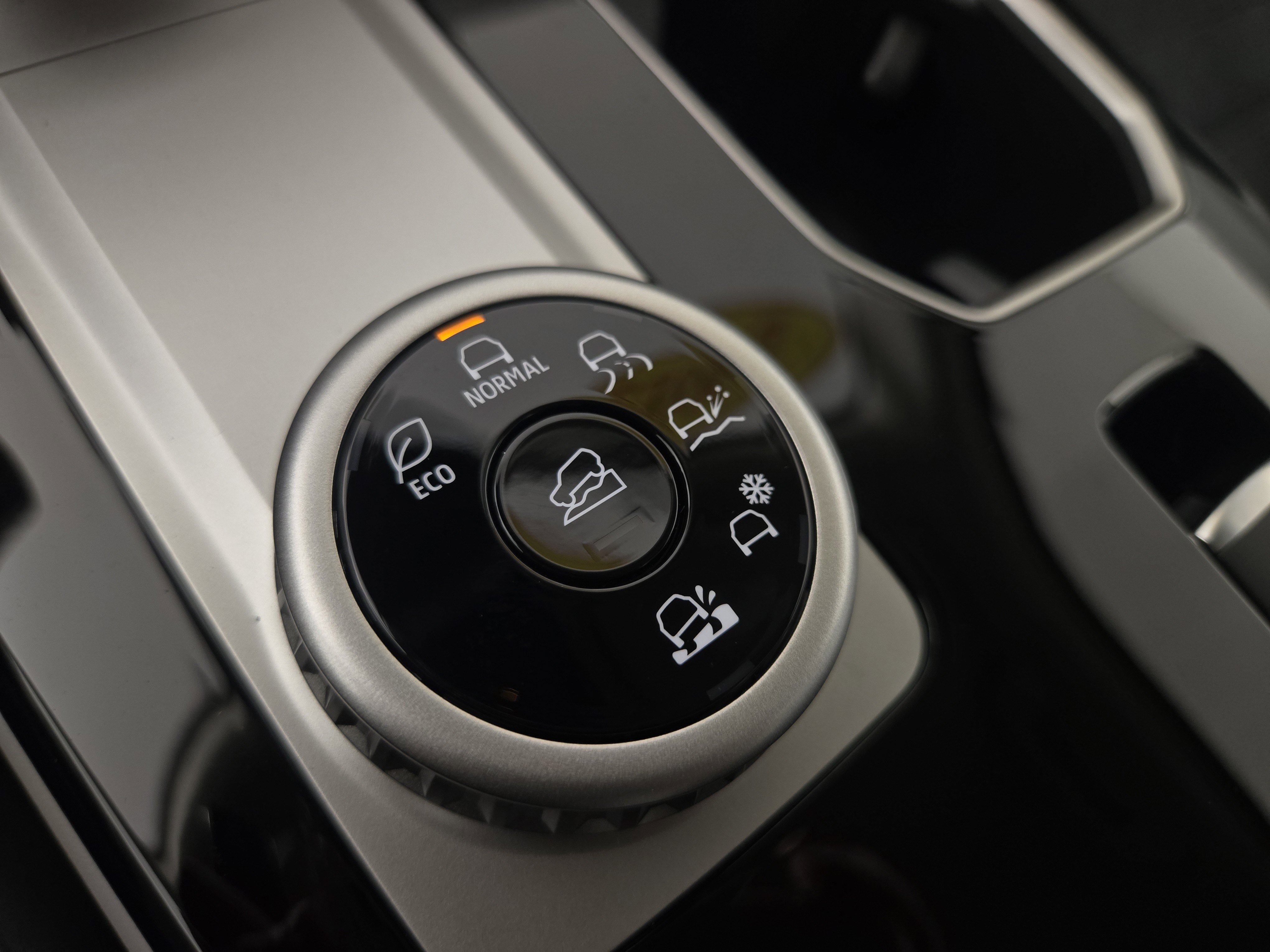 New 2025 Mitsubishi Outlander SE image 28