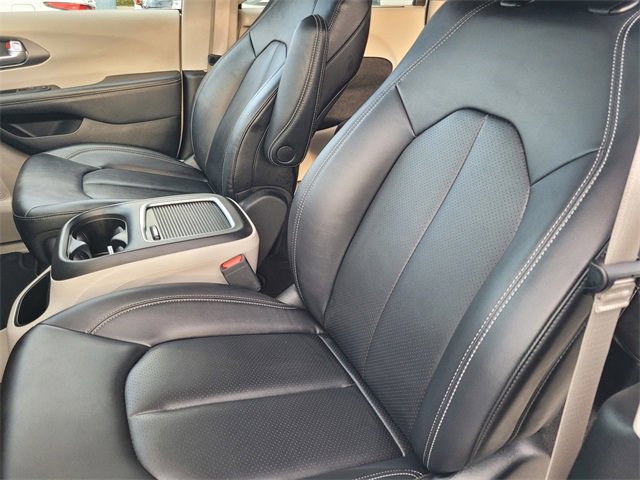 Used 2024 Chrysler Pacifica Touring-L image 13