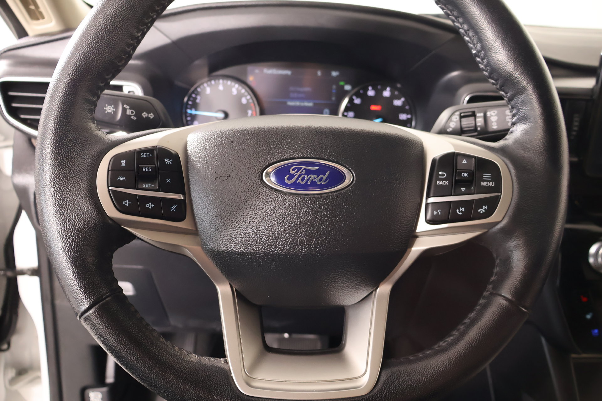 Used 2022 Ford Explorer Limited w/ Equipment Group 301A RWD image 3