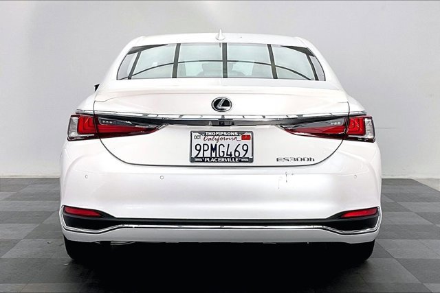 Used 2025 Lexus ES 300h w/ Premium Package image 3