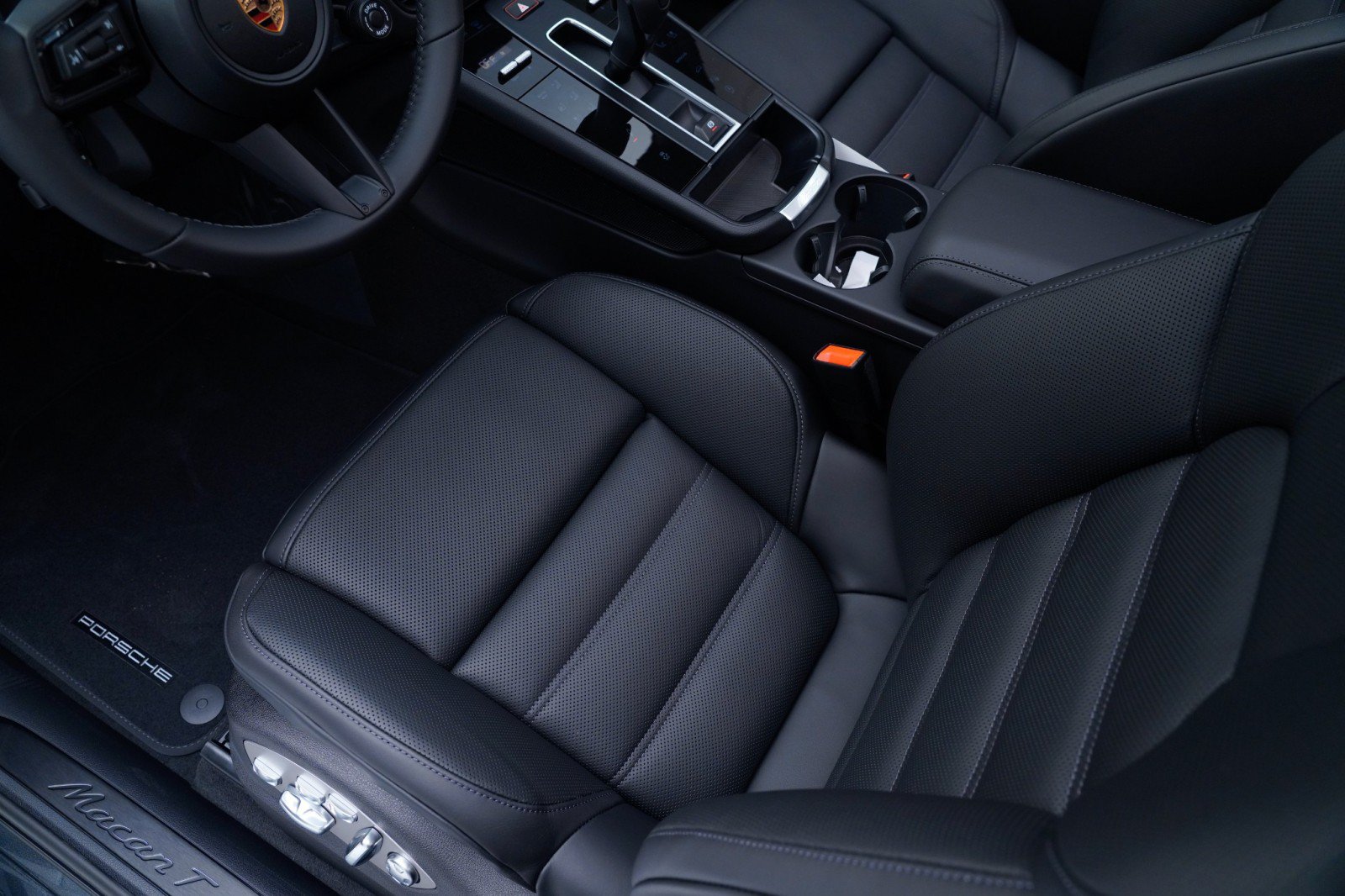 Certified 2026 Porsche Macan Turbo AWD/4WD image 16