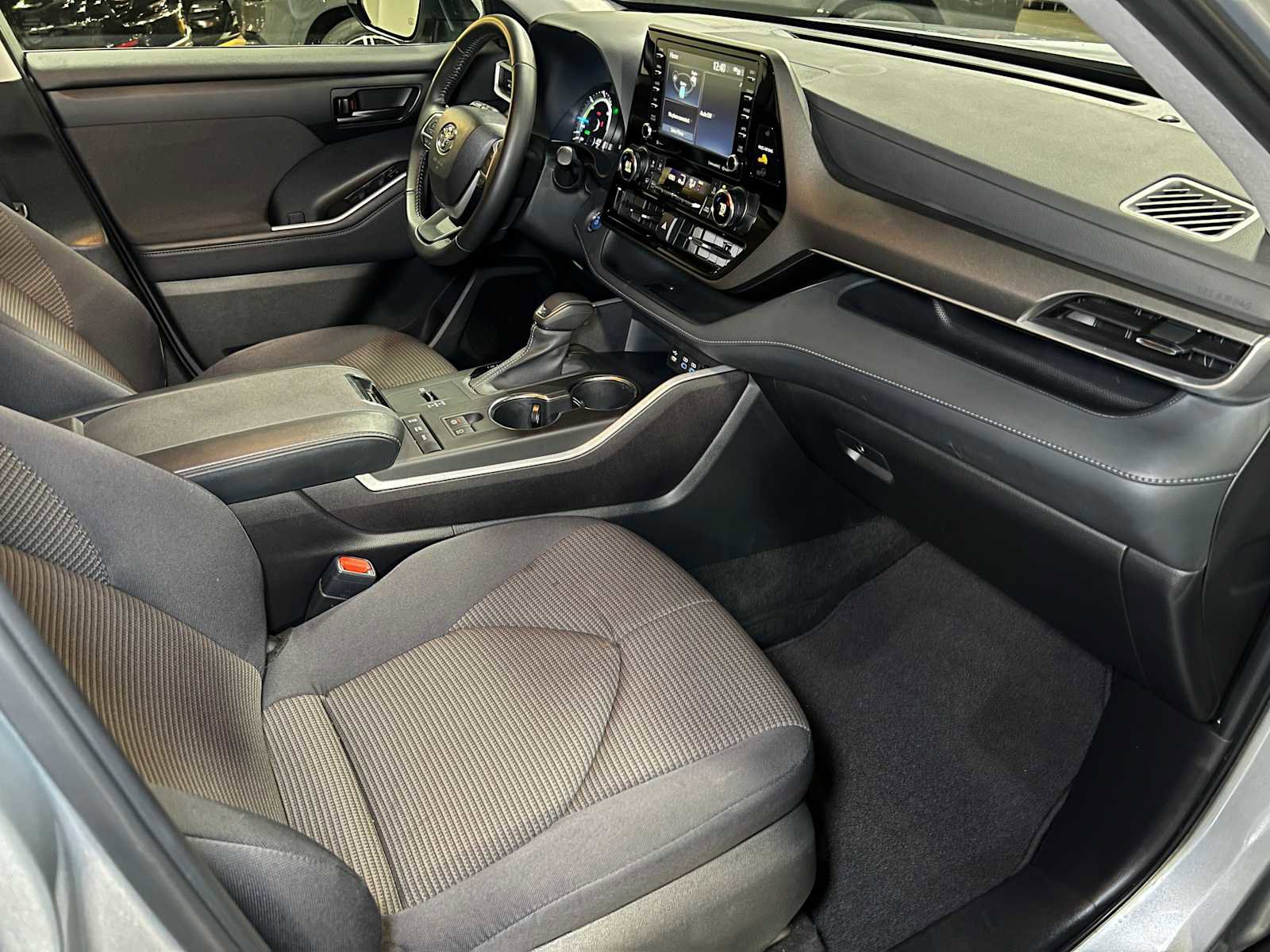 Used 2022 Toyota Highlander LE image 11