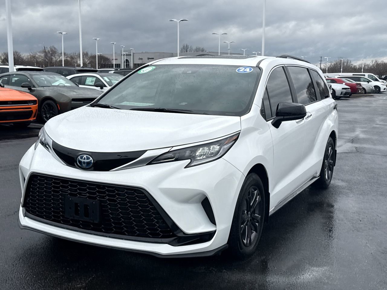 Used 2024 Toyota Sienna XSE image 7