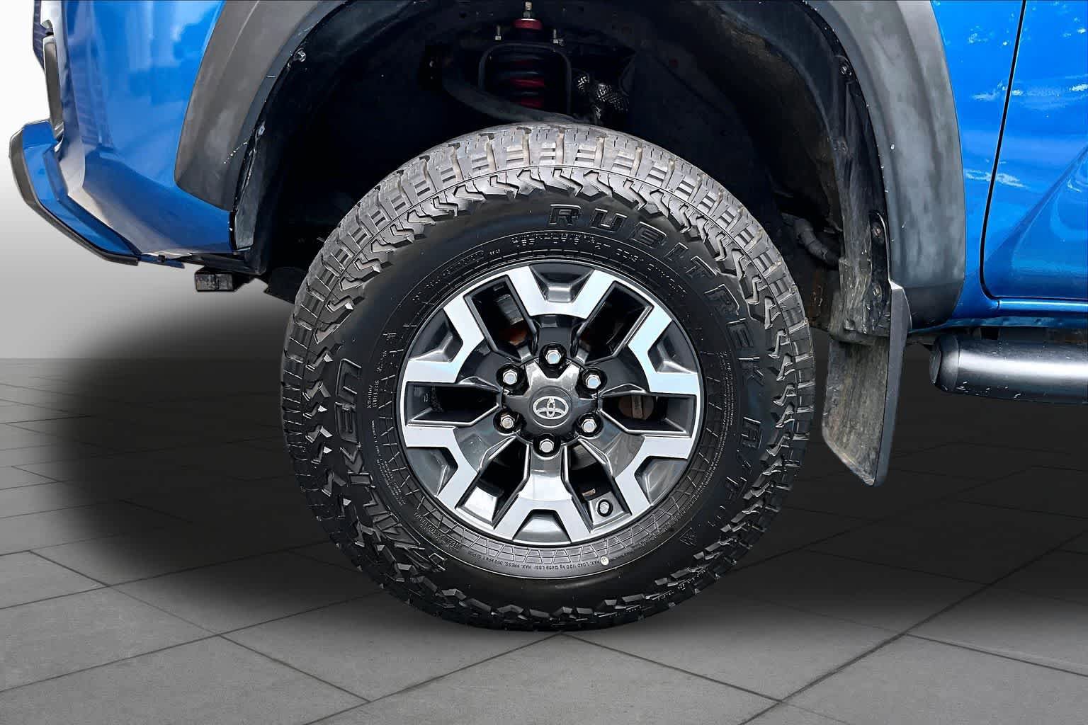 Used 2017 Toyota Tacoma TRD Off-Road w/ Tow Package AWD/4WD image 10