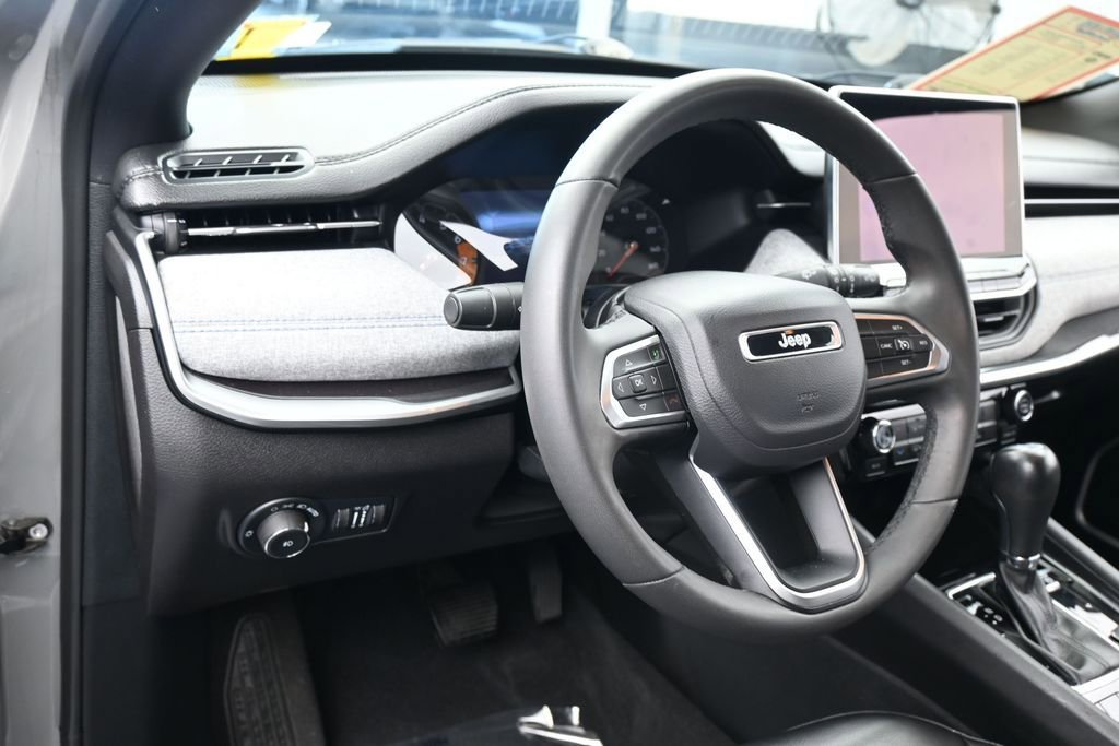 Used 2023 Jeep Compass Latitude AWD/4WD image 14