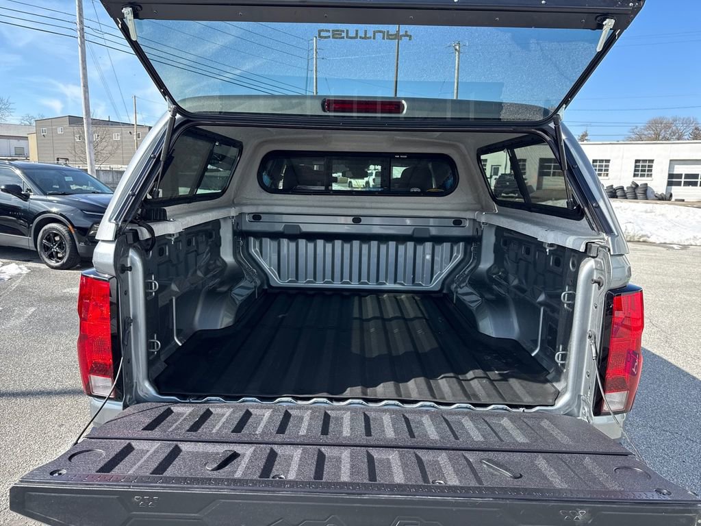 Used 2025 Chevrolet Colorado LT RWD image 9