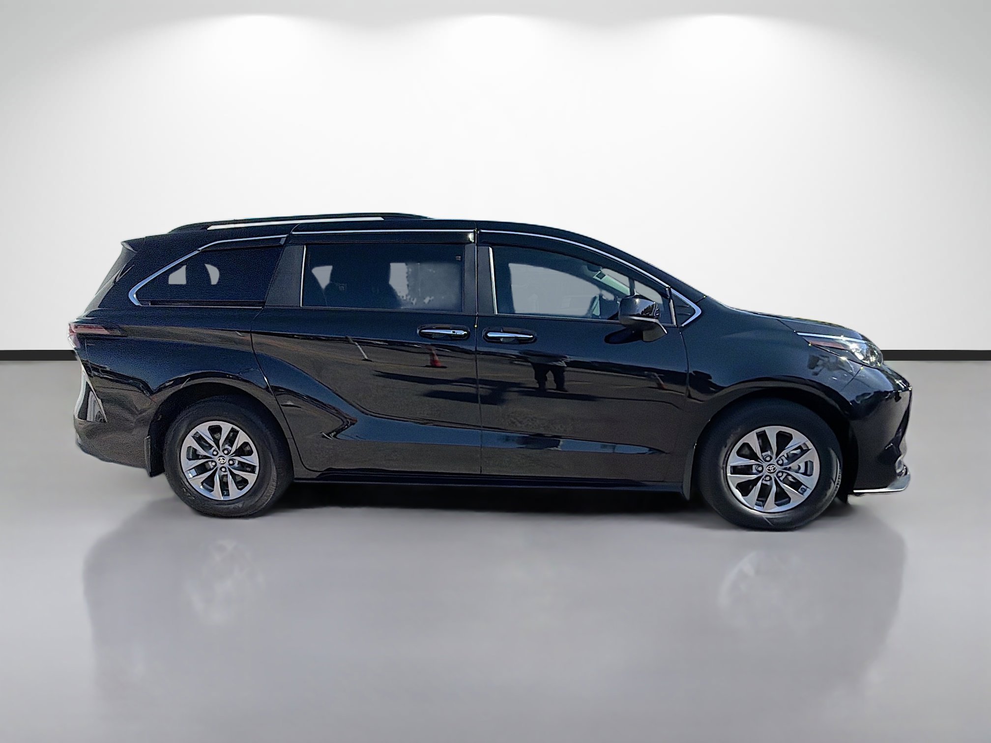 Used 2025 Toyota Sienna XLE w/ XLE Plus Package FWD image 2