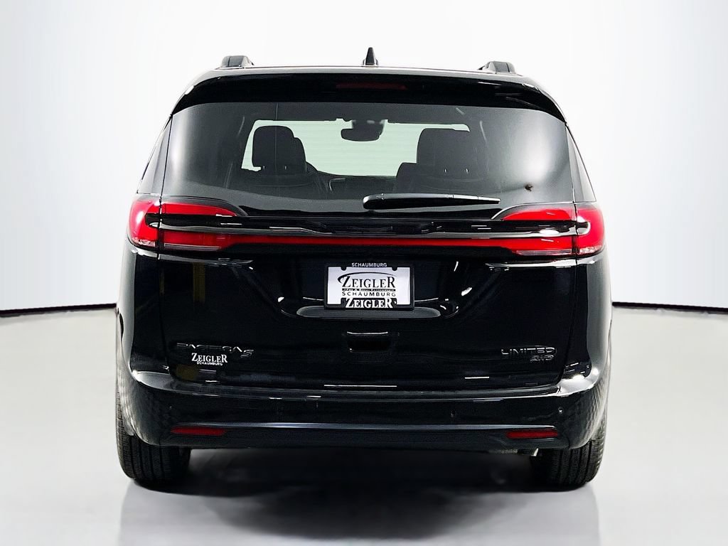 New 2027 Chrysler Pacifica Limited w/ Family Tech Group AWD/4WD image 6