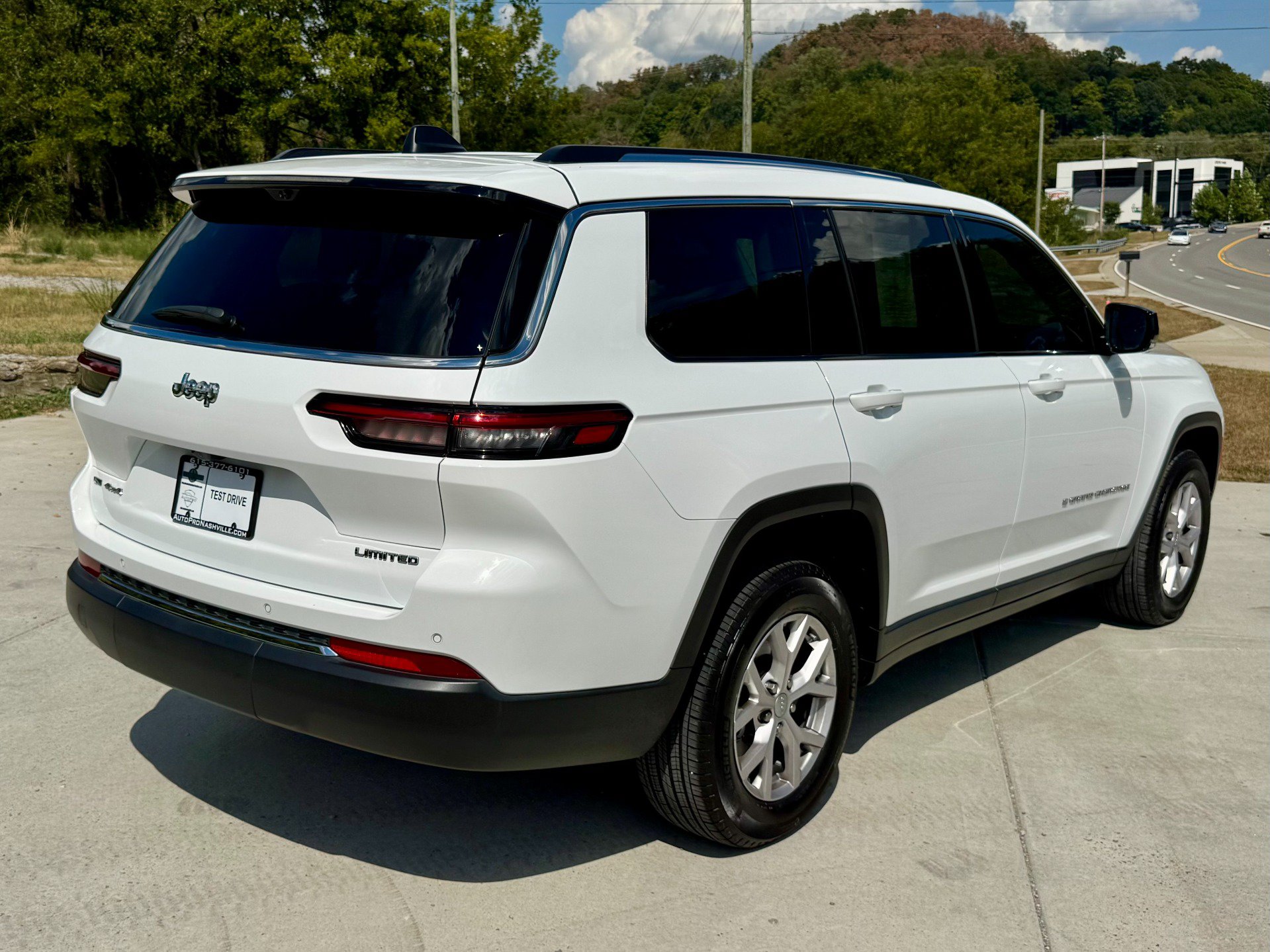 Used 2022 Jeep Grand Cherokee L Limited w/ Luxury Tech Group II AWD/4WD image 3