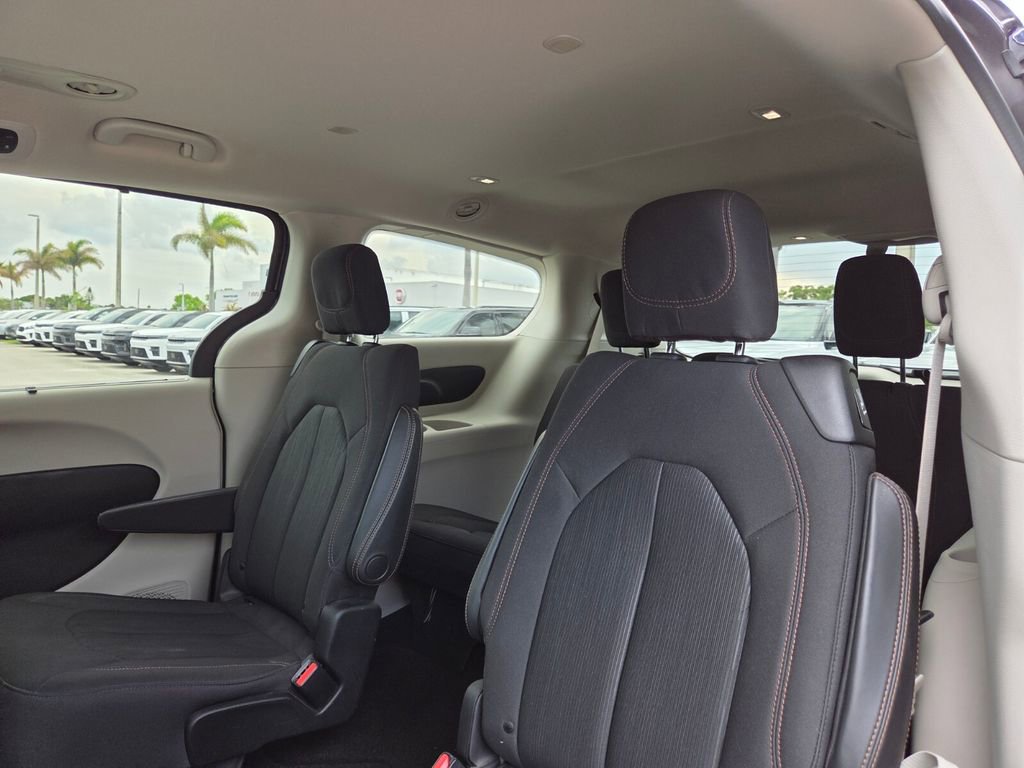 Used 2019 Chrysler Pacifica Touring Plus w/ Advanced Safetytec Group FWD image 19