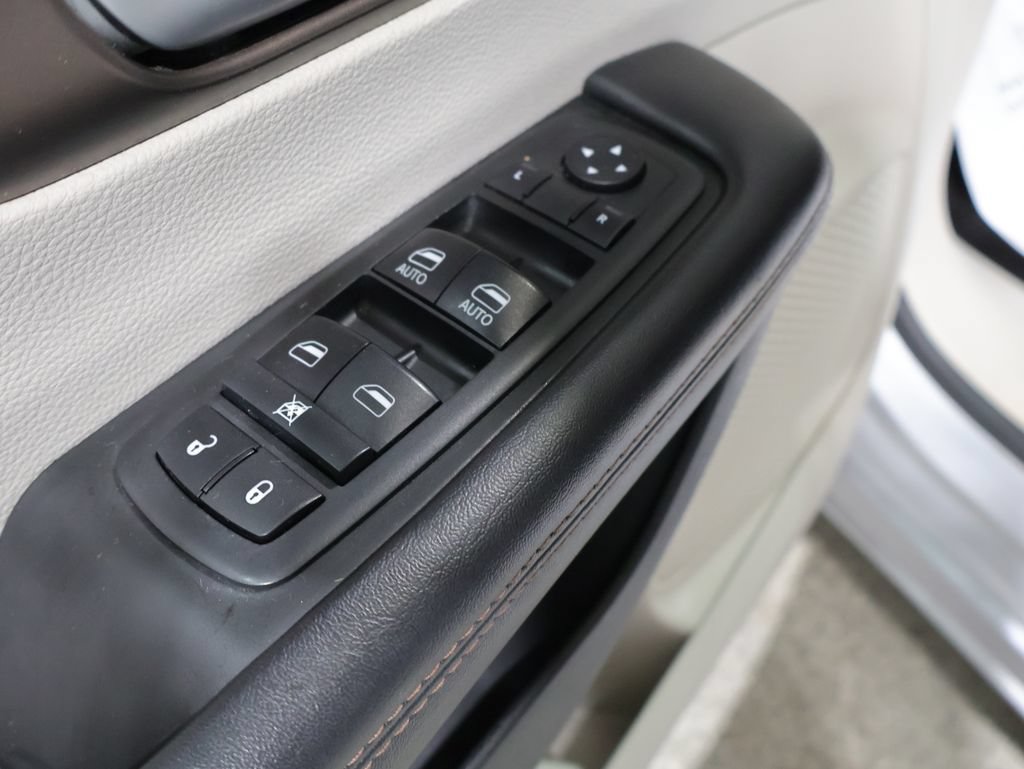 Used 2017 Chrysler Pacifica Touring-L w/ Tire & Wheel Group FWD image 13