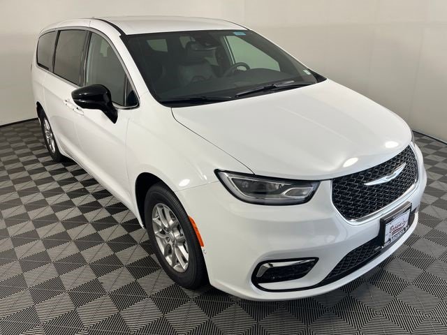 New 2025 Chrysler Pacifica Select image 3