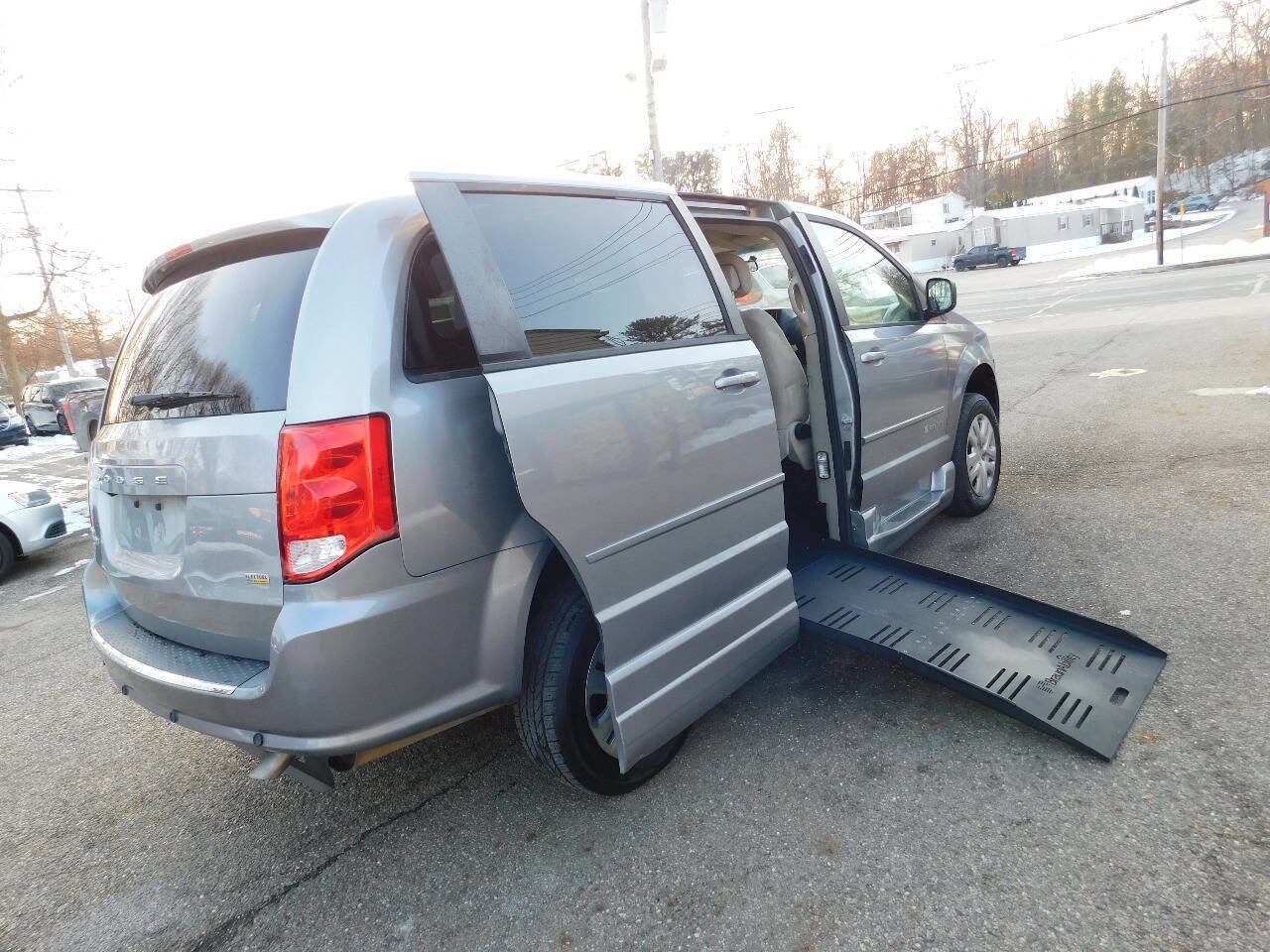 Used 2017 Dodge Grand Caravan SE w/ Power Window Group image 3