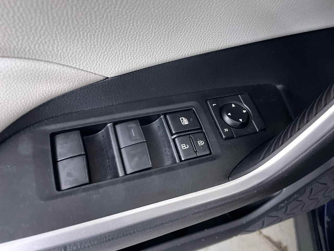 Used 2021 Toyota RAV4 XLE w/ Convenience Package AWD/4WD image 11