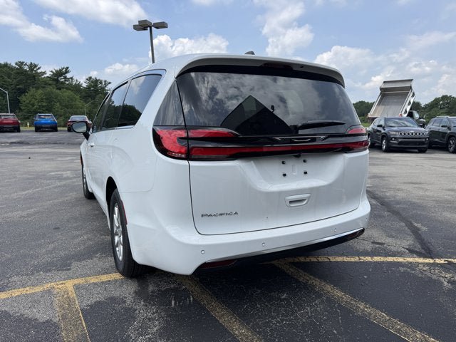 New 2027 Chrysler Pacifica Select FWD image 3