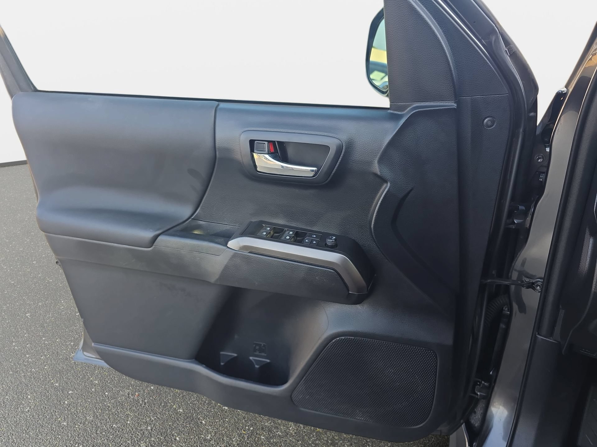 Used 2019 Toyota Tacoma TRD Off-Road w/ Technology Package AWD/4WD image 26