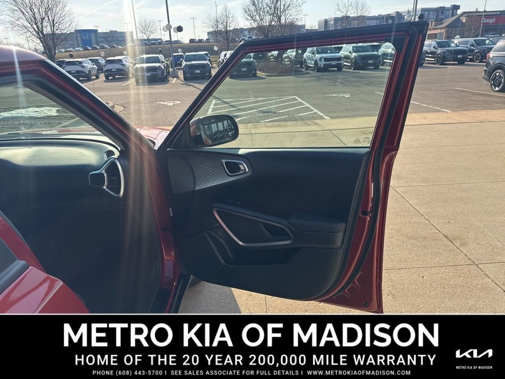 Used 2023 Kia Soul LX image 35