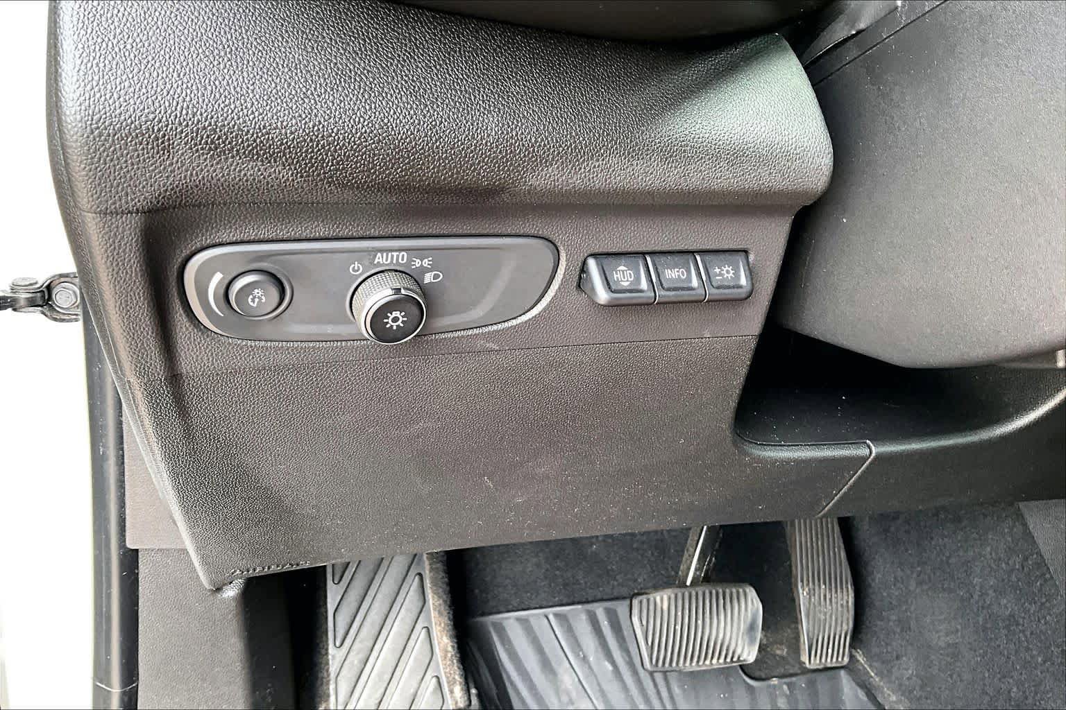 Used 2021 Buick Envision Essence w/ Technology Package I AWD/4WD image 32