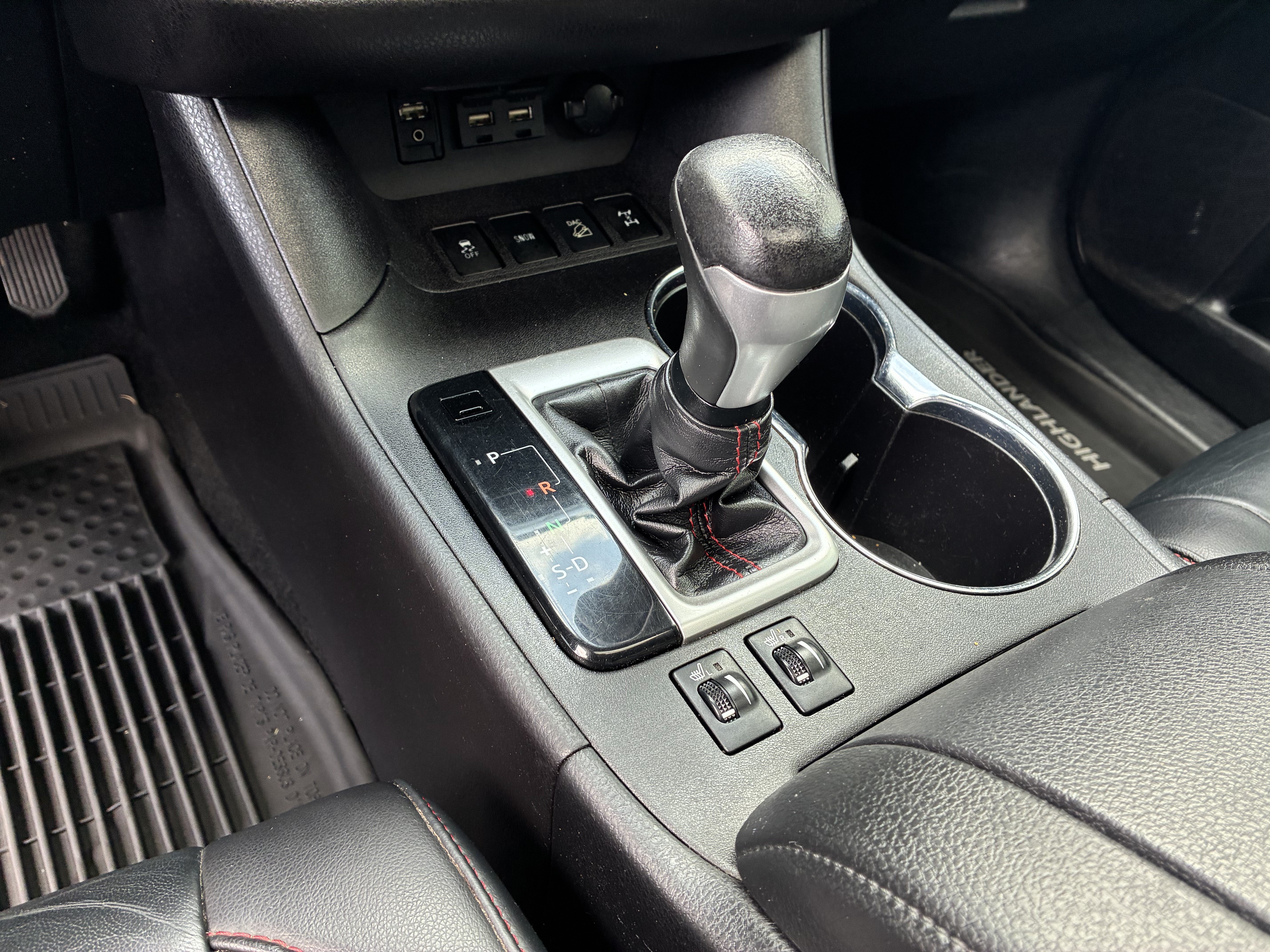 Used 2019 Toyota Highlander SE w/ Nightshade Edition AWD/4WD image 35
