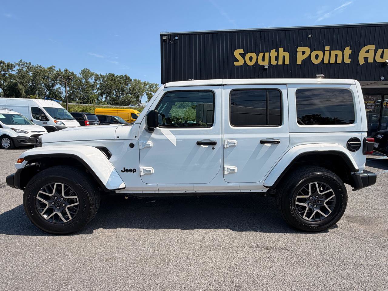 Used 2025 Jeep Wrangler Unlimited Sahara AWD/4WD image 9