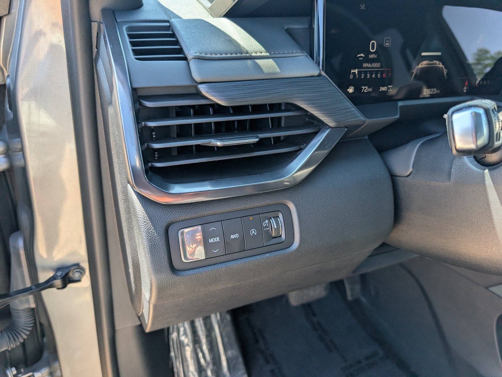 Used 2025 GMC Acadia AT4 AWD/4WD image 25