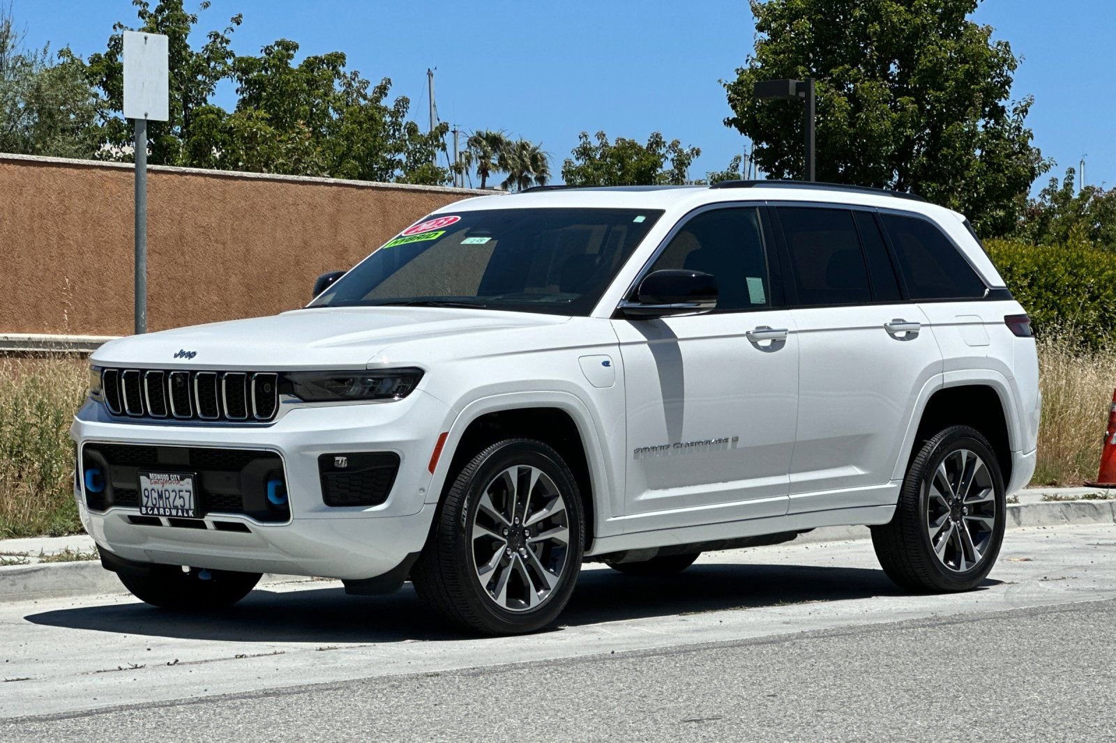 Used 2023 Jeep Grand Cherokee Overland w/ Advanced Protech Group III AWD/4WD image 8
