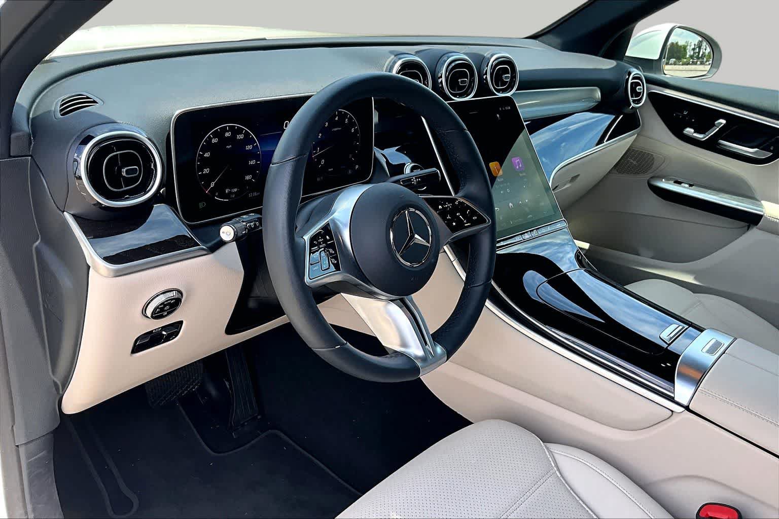 Used 2025 Mercedes-Benz GLC 300 4MATIC image 18