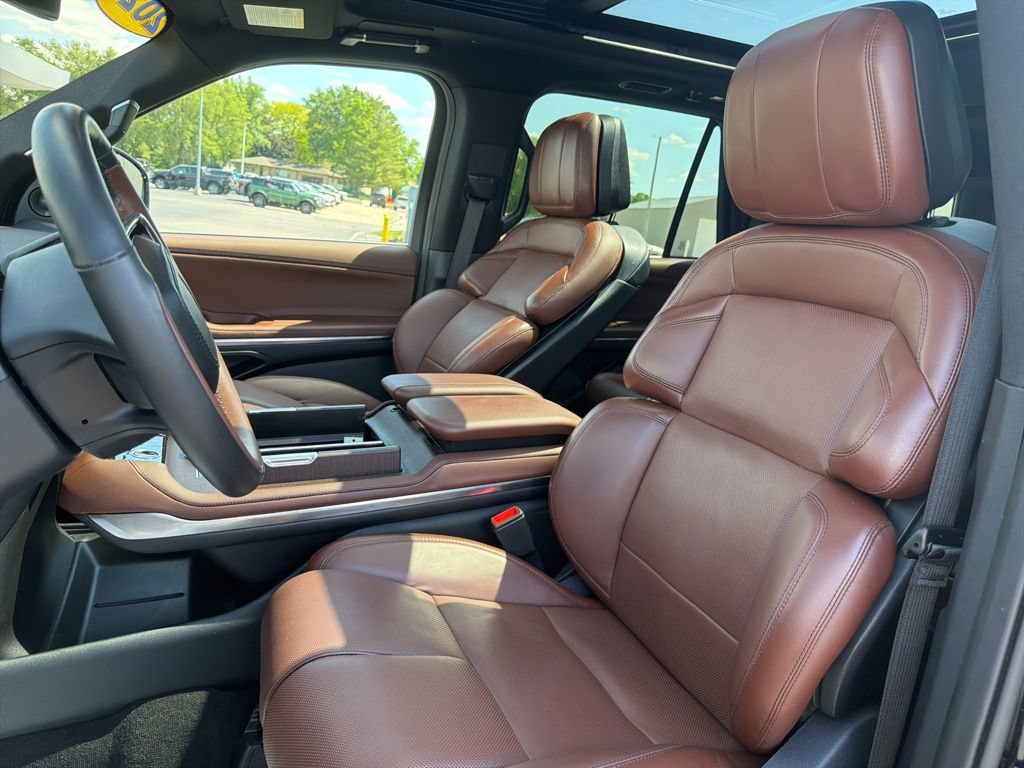 Used 2025 Lincoln Navigator Reserve AWD/4WD image 12