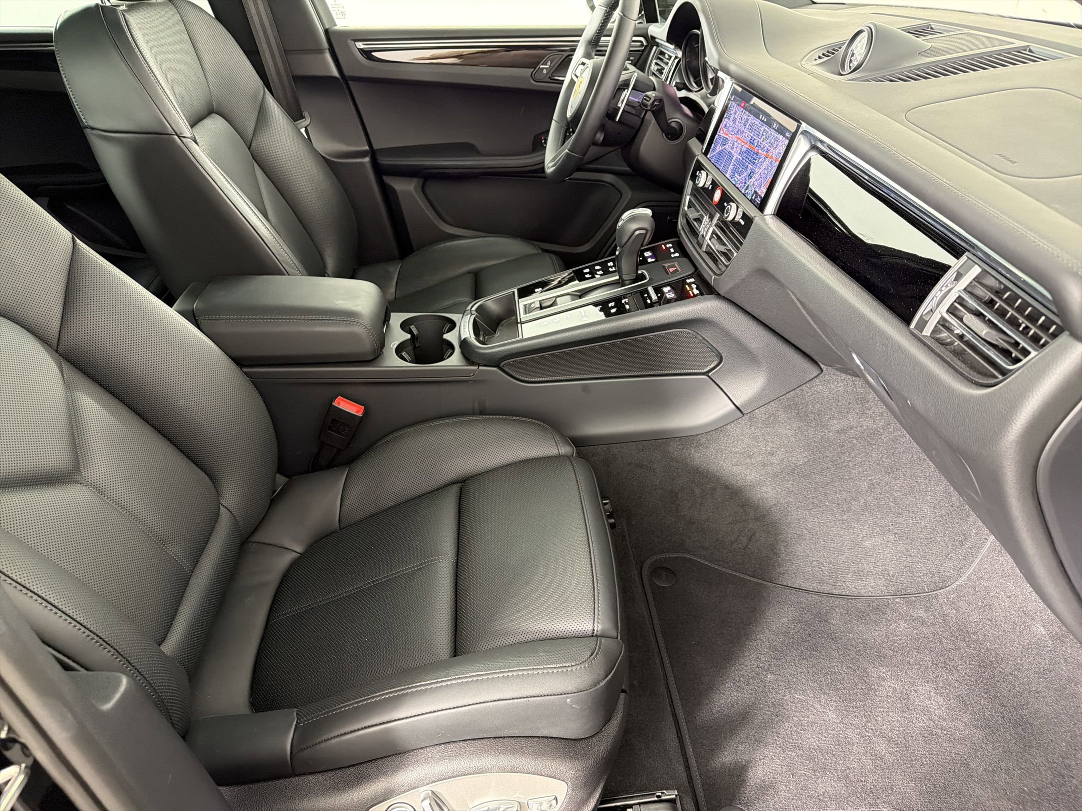 Certified 2026 Porsche Macan AWD/4WD image 30