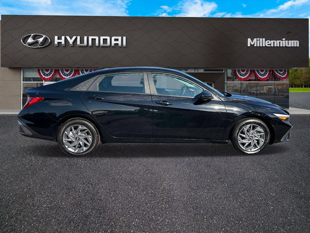 Certified 2024 Hyundai Elantra SEL FWD image 5