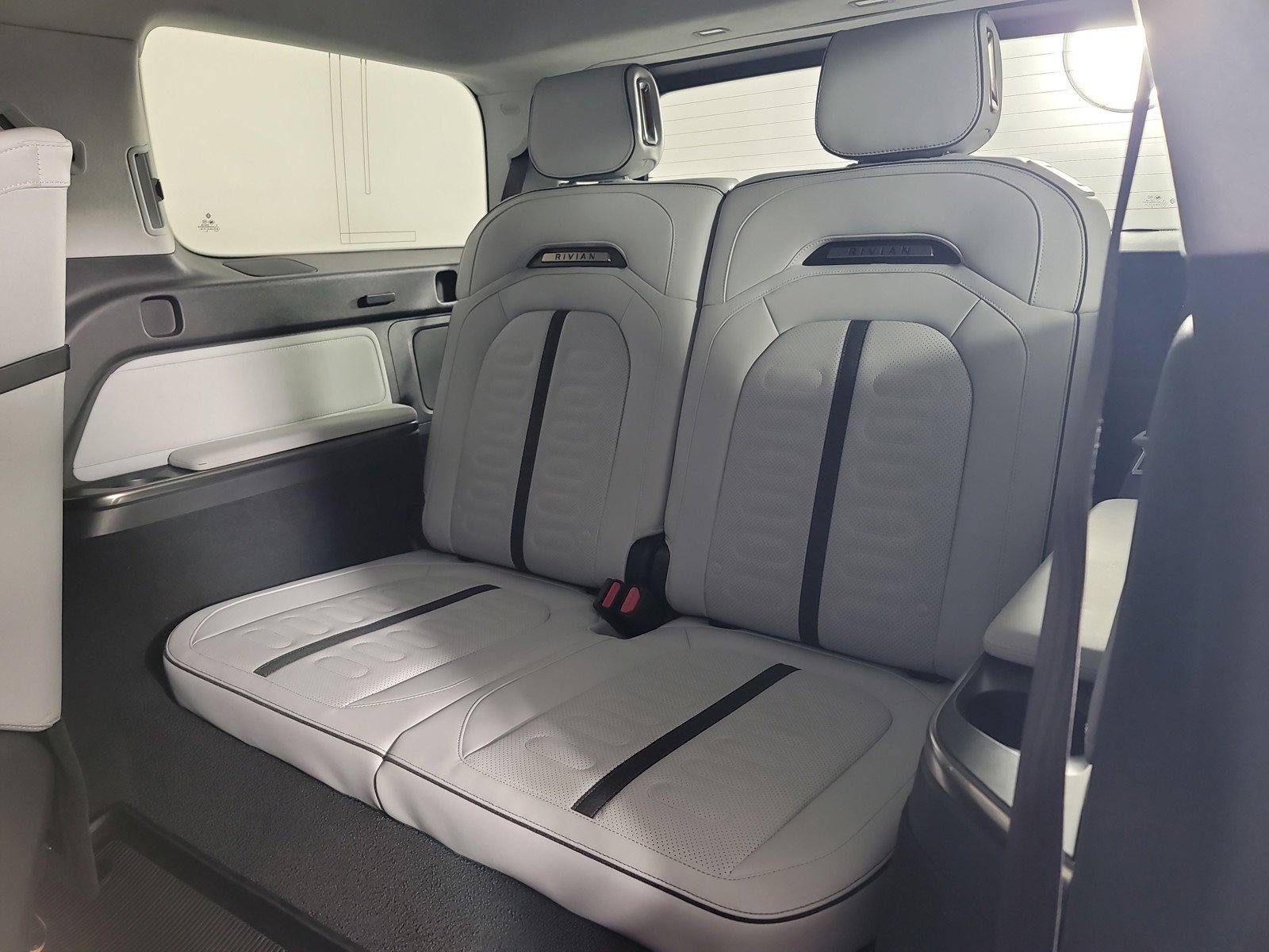 Used 2024 Rivian R1S Adventure image 22