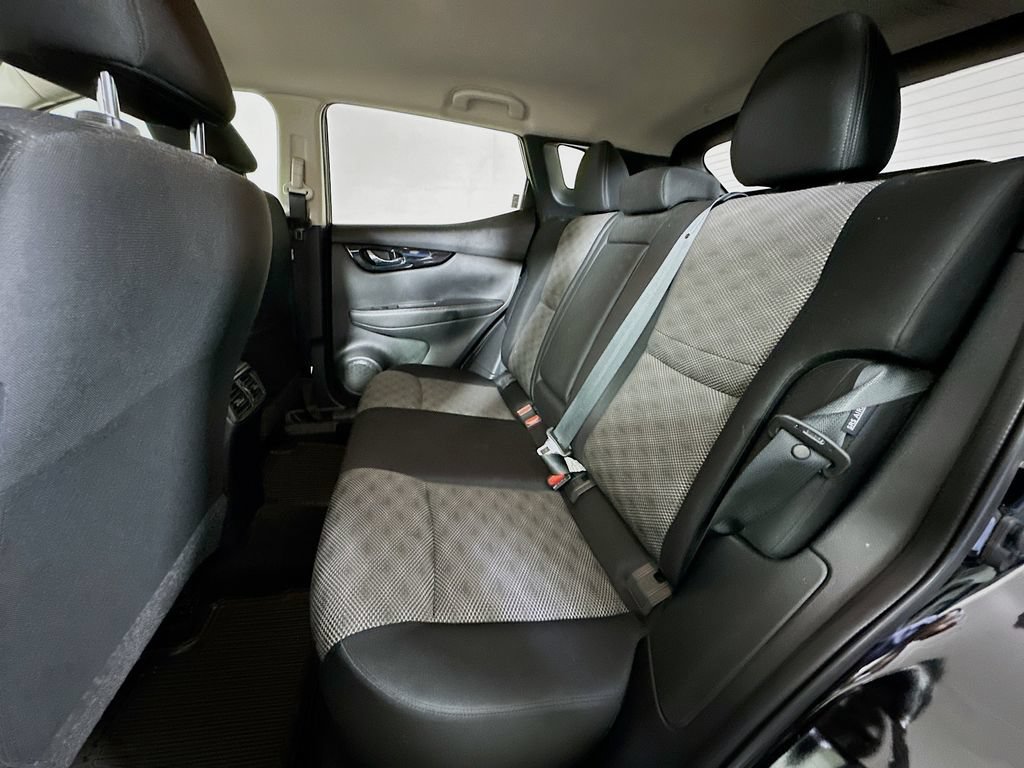 Used 2021 Nissan Rogue Sport SV FWD image 17
