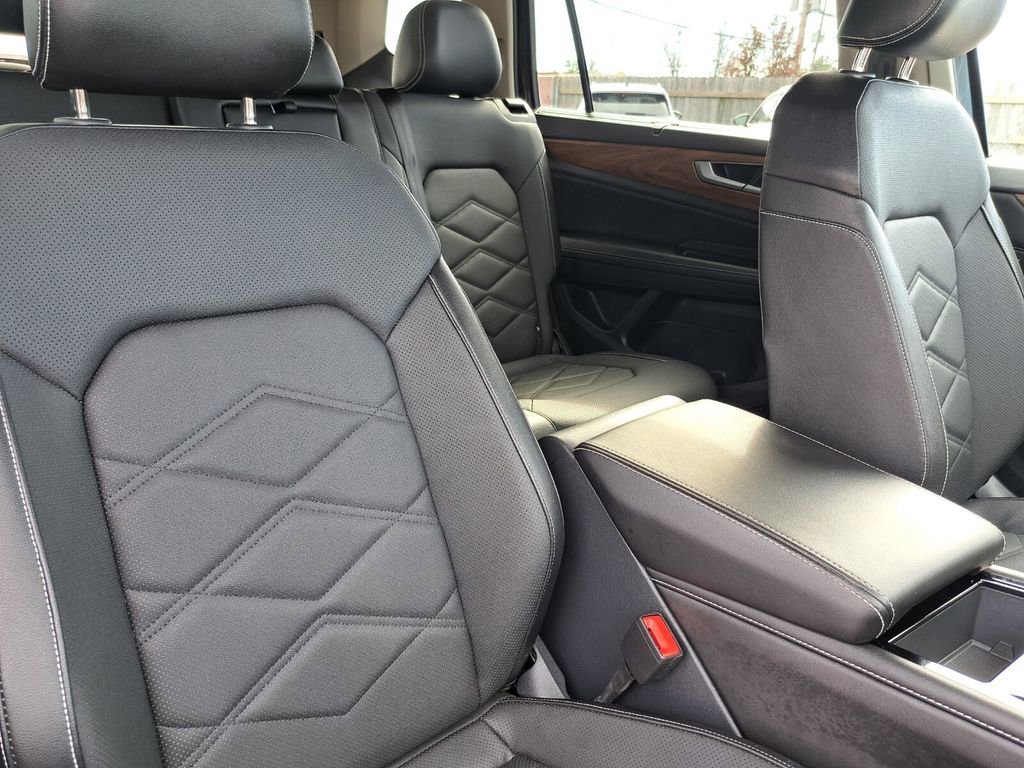 Used 2025 Volkswagen Atlas SE image 19