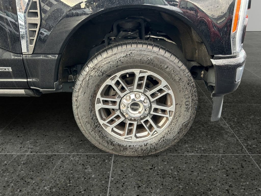 Used 2023 Ford F350 Limited image 9