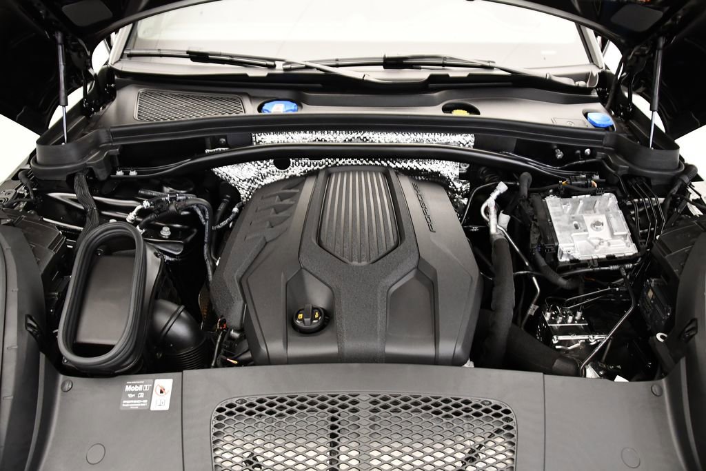 Used 2025 Porsche Macan image 12
