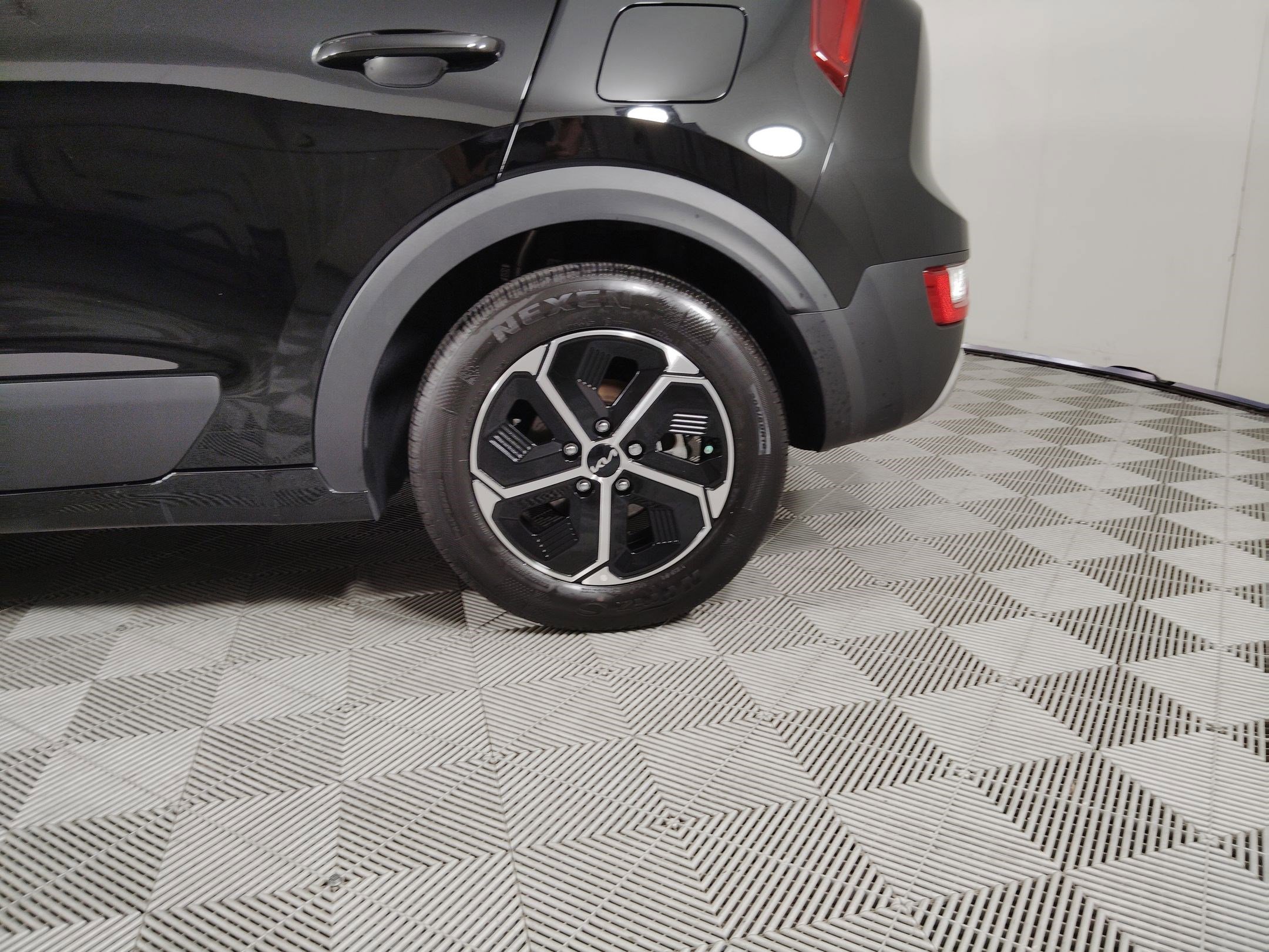 Used 2023 Kia Niro LX image 11