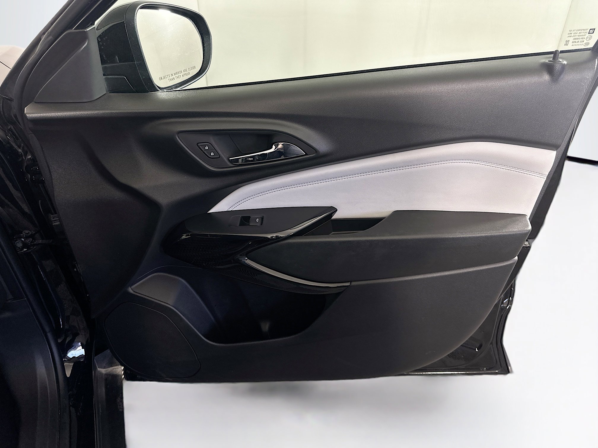 Used 2025 Chevrolet Trax LT w/ LT Convenience Package image 30