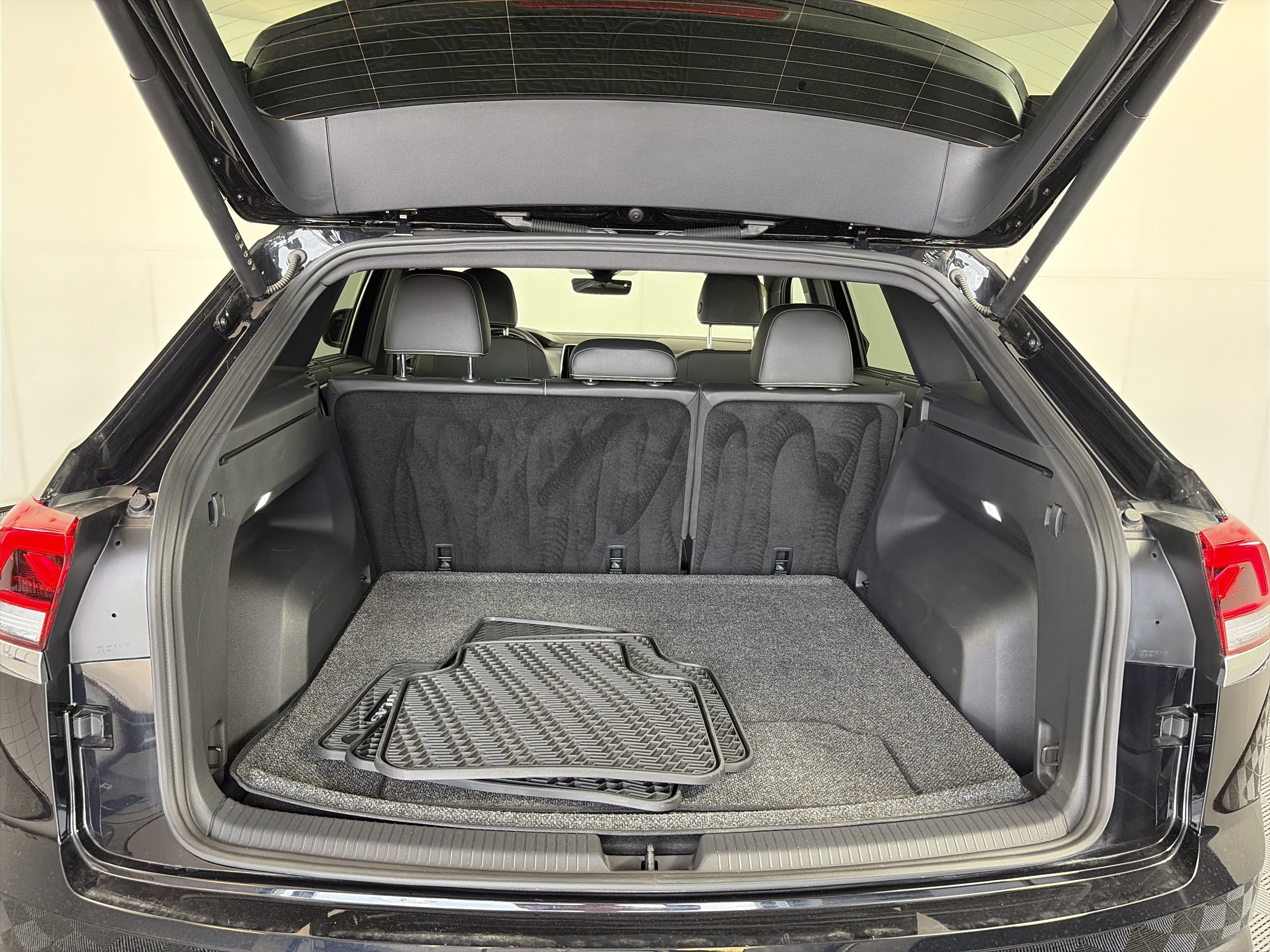 Used 2026 Volkswagen Atlas Cross Sport SE w/ Panoramic Sunroof Package AWD/4WD image 17