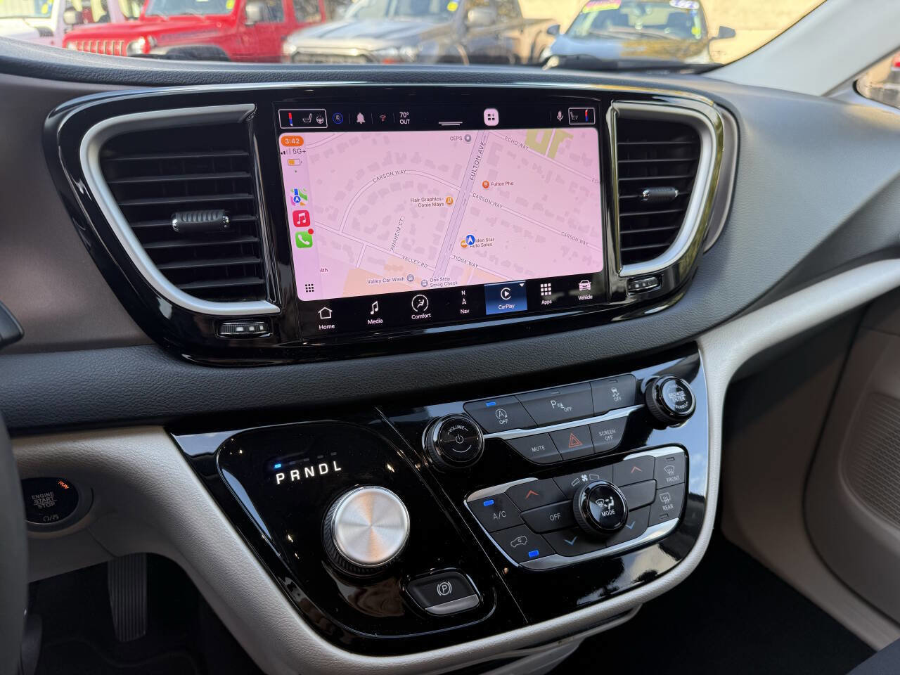 Used 2022 Chrysler Voyager LX image 12