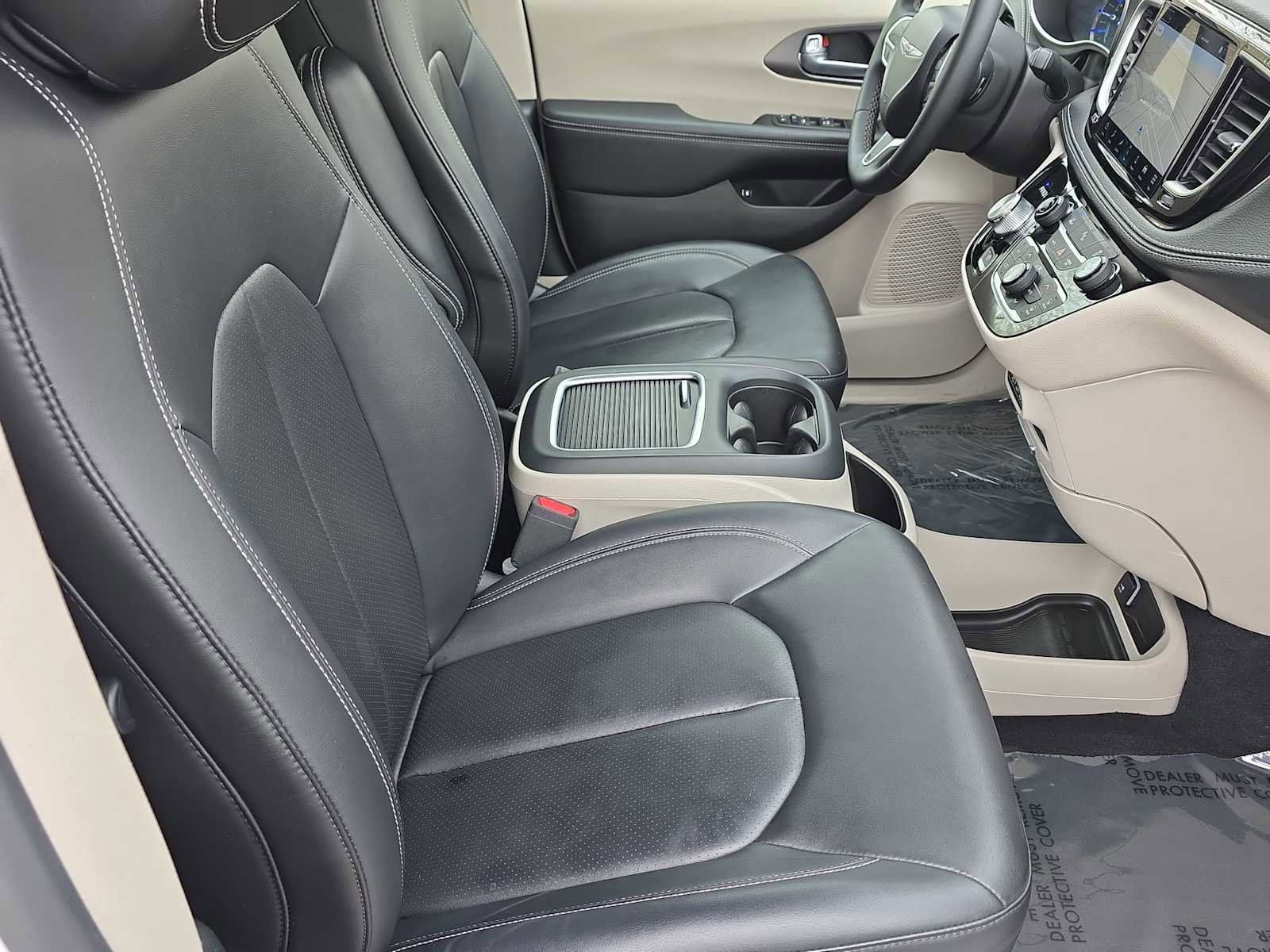 Used 2024 Chrysler Pacifica Select image 18