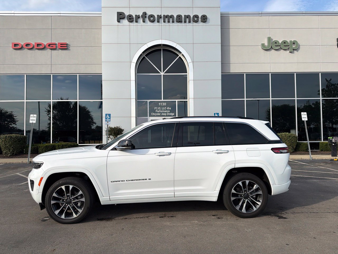 Used 2023 Jeep Grand Cherokee Overland w/ Luxury Tech Group IV AWD/4WD image 5