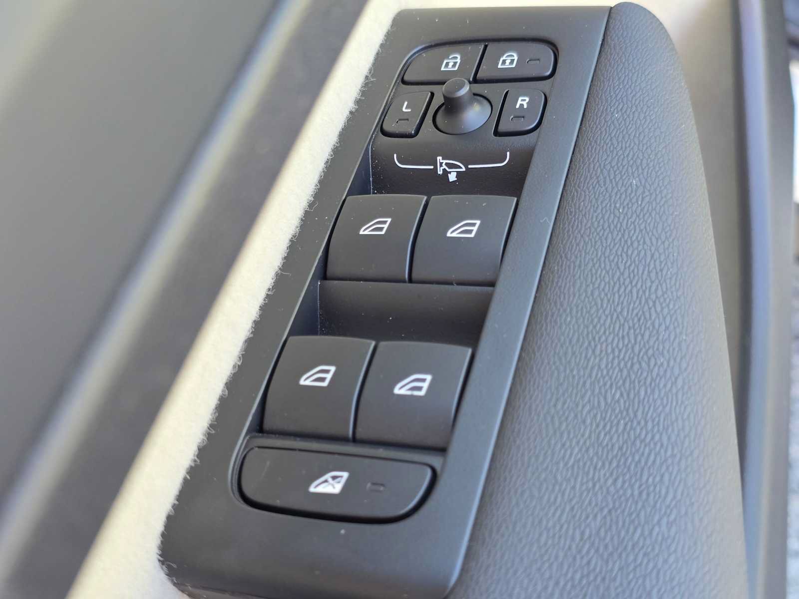 Certified 2026 Volvo XC40 B5 Plus AWD/4WD image 22