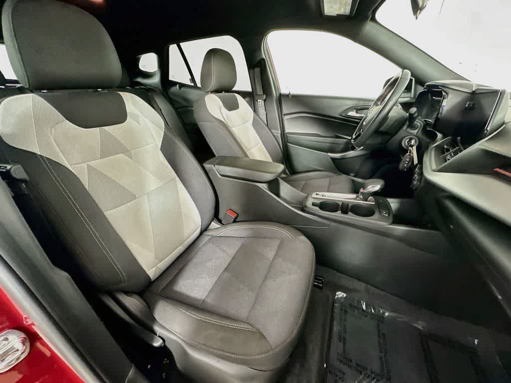 Used 2025 Chevrolet Trax RS FWD image 14